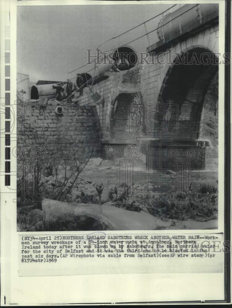 1969 Press Photo Workmen survey sabotaged water main in Annalong, Ireland