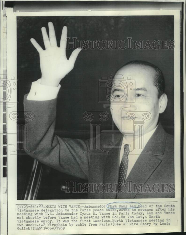 1969 Press Photo Ambassador Pham Dang Lam waves to newsmen in Paris, France