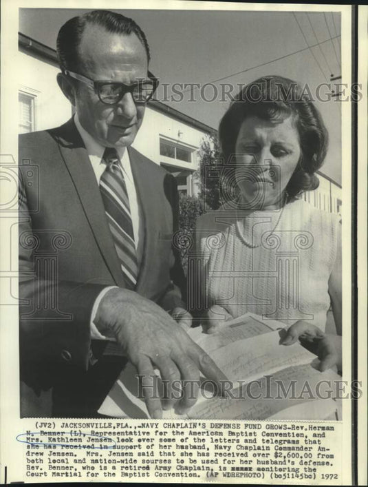 1972 Press Photo Kathleen Jensen and Reverend Benner with letters and telegrams