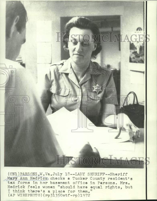 1972 Press Photo Sheriff Mary Ann Hedrick in her Parsons basement office.