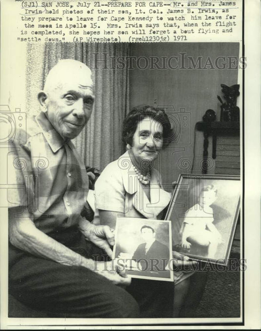 1971 Press Photo Astronaut James Irwin's parents hold photos. - now14734