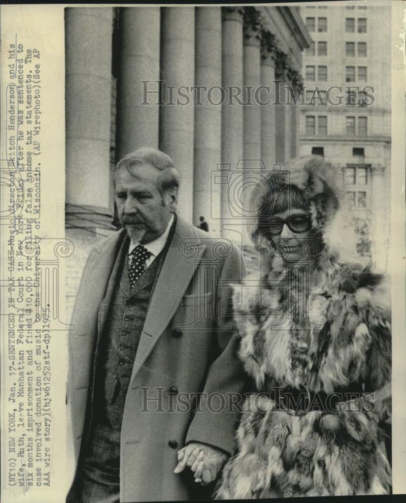 Load image into Gallery viewer, 1975 Press Photo Music director Skitch Henderson and wife leave Federal Court
