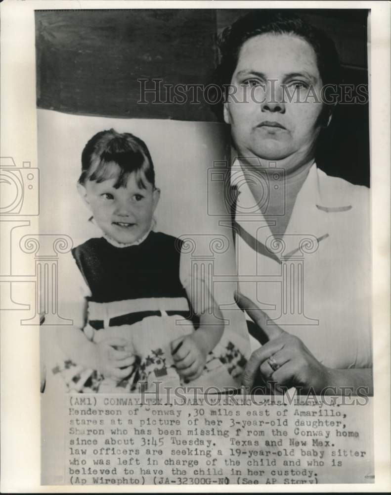 Load image into Gallery viewer, 1962 Press Photo Mrs. Henderson holds photo of missing daughter, Sharon in Texas
