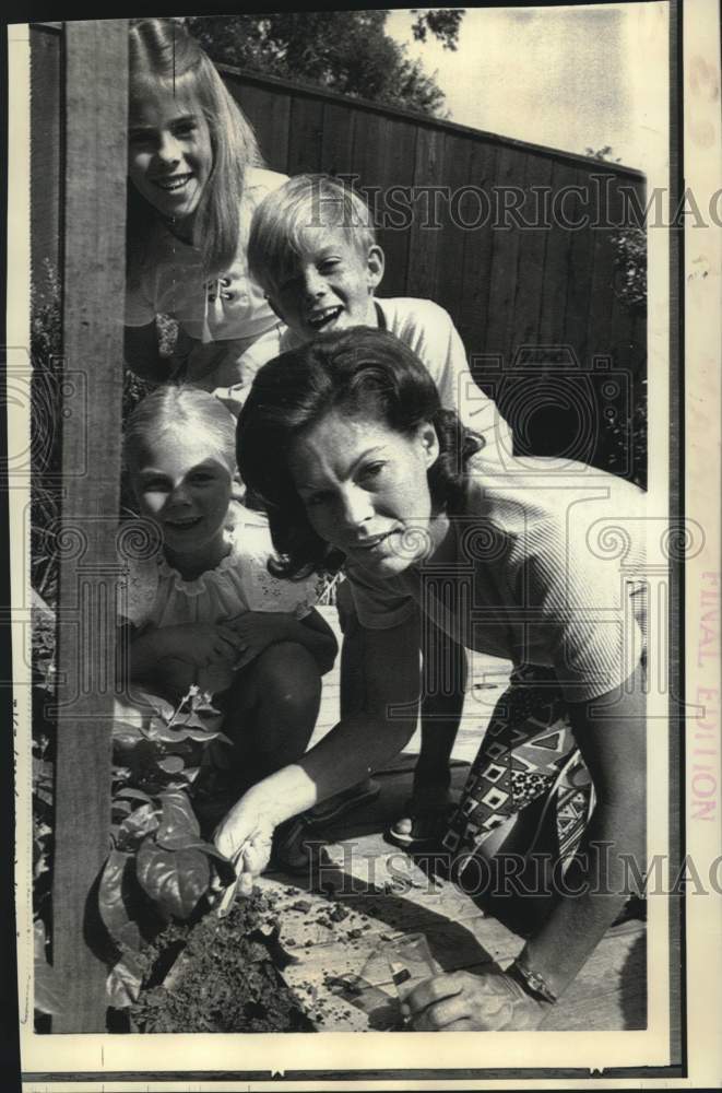 1971 Press Photo Mary Ellen Irwin and children dig for worms in Houston home.