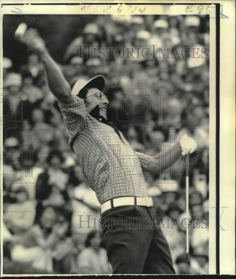 Load image into Gallery viewer, 1974 Press Photo Hale Irwin throws golf ball in air at 18th green in Mamaroneck.
