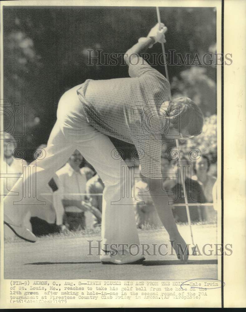1975 Press Photo Hale Irwin plucks his hole-in-one from 12th green in Akron, OH