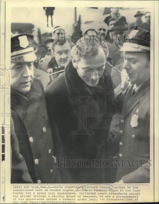 1972 Press Photo Clifford Irving escorted to Federal Court in New York.