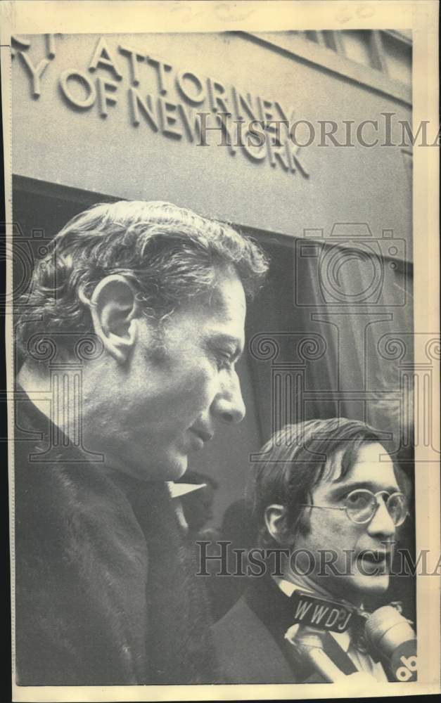 Load image into Gallery viewer, 1972 Press Photo Clifford Irving with lawyer Maury Nessen at press conference
