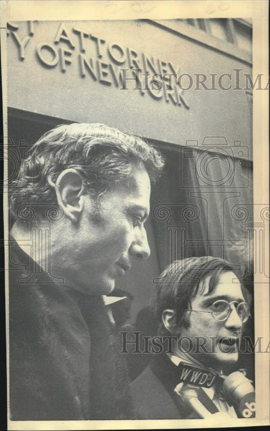 1972 Press Photo Clifford Irving with lawyer Maury Nessen at press conference