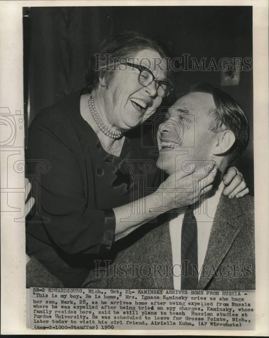 1960 Press Photo Ignace Kaminsky welcomes son home from Russia. - now14825
