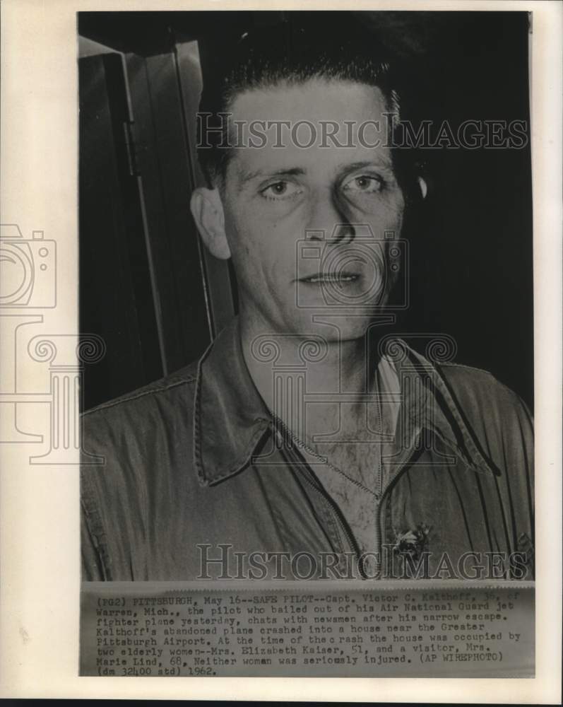 Load image into Gallery viewer, 1962 Press Photo Air National Guard jet pilot Captain Kalthoff with newsmen
