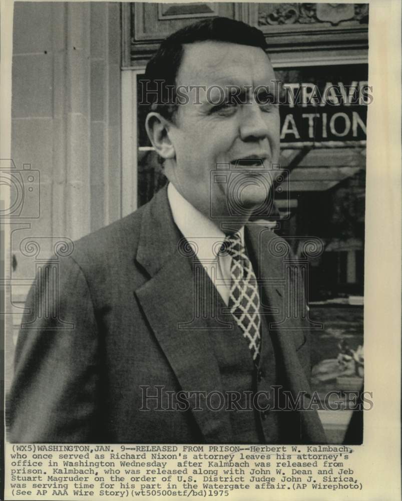 1975 Press Photo Herbert Kalmbach leaves attorney&#39;s office after prison release.
