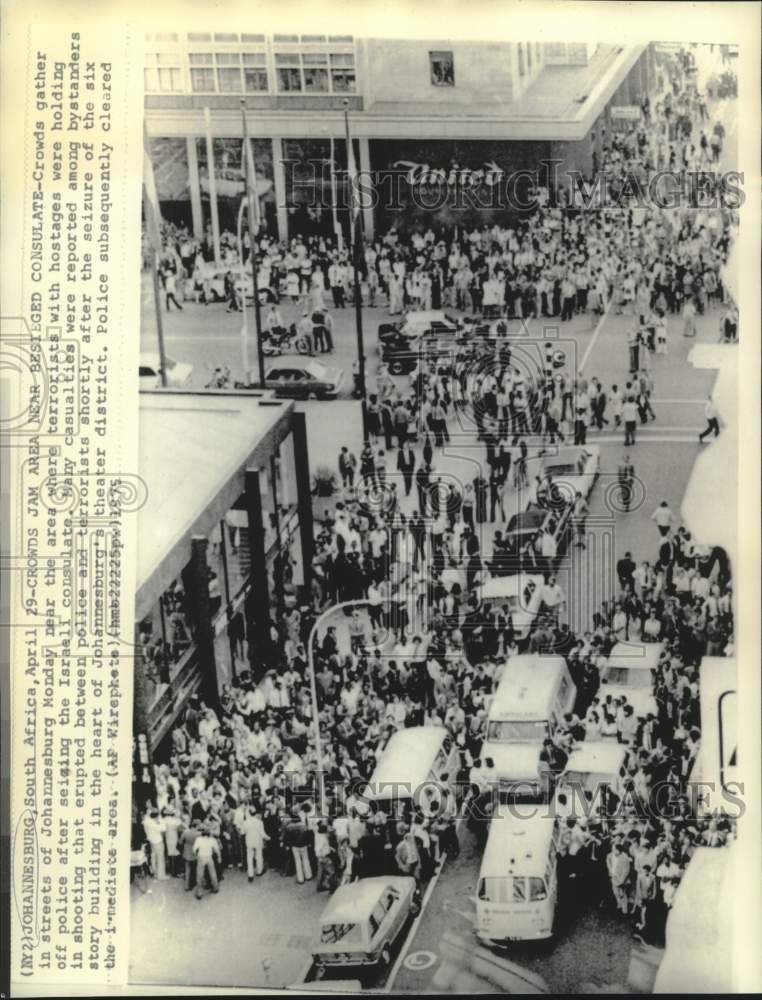 Load image into Gallery viewer, 1975 Press Photo Crowds jam area near besieged consulate in Johannesburg
