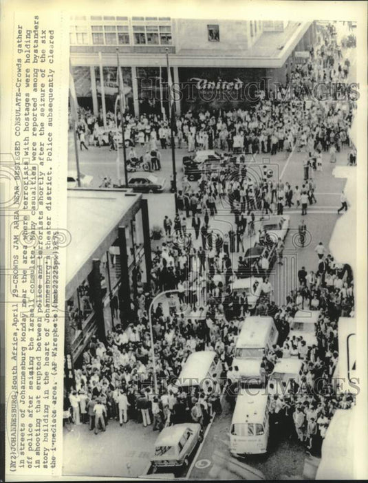 1975 Press Photo Crowds jam area near besieged consulate in Johannesburg