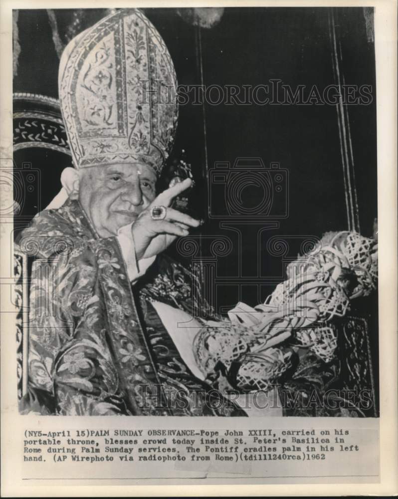 1962 Press Photo Pope John XXIII blesses crown on Palm Sunday observance