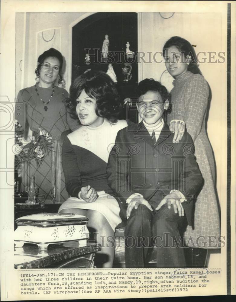 Load image into Gallery viewer, 1972 Press Photo Egyptian singer Faida Kamel with her family in Cairo, Egypt.
