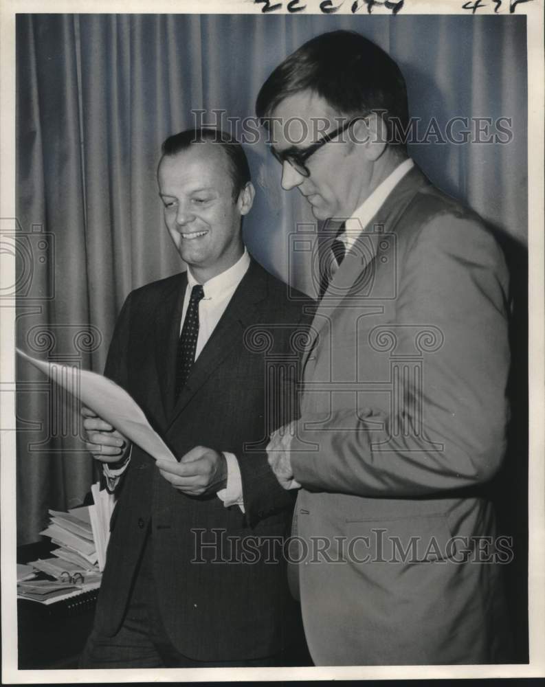 1971 Press Photo Doctors John Knowles and Sparks at Tulane University in LA.