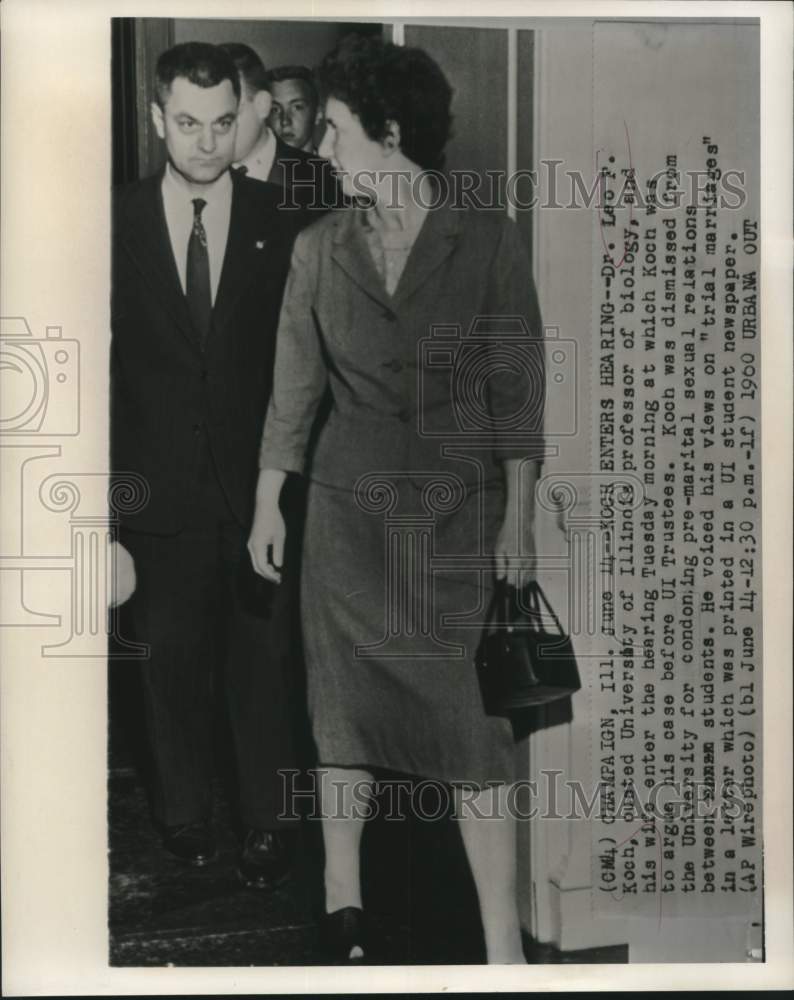 1960 Press Photo University of Illinois Professor and Mrs. Koch enter hearing