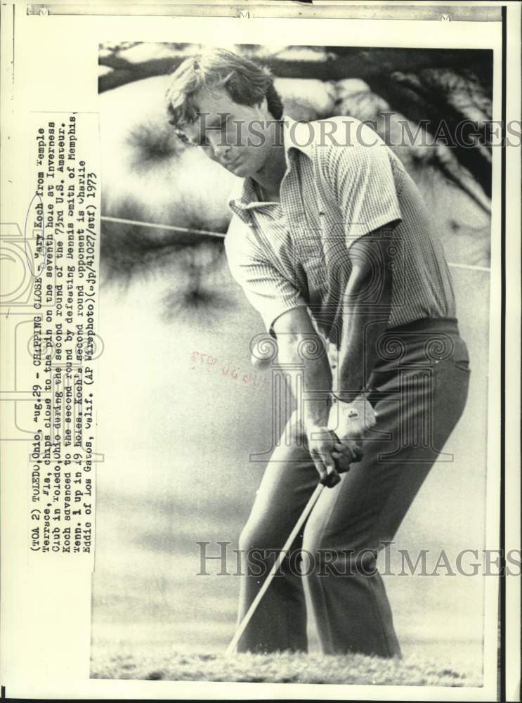 Load image into Gallery viewer, 1973 Press Photo Koch chips close to pin at Inverness Club in Toledo, Ohio
