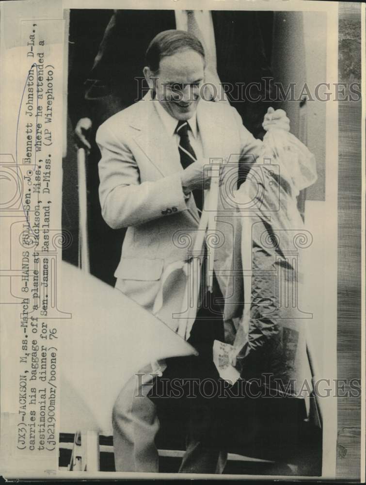 1976 Press Photo Senator Johnston carries his baggage off plane in Jackson, MS