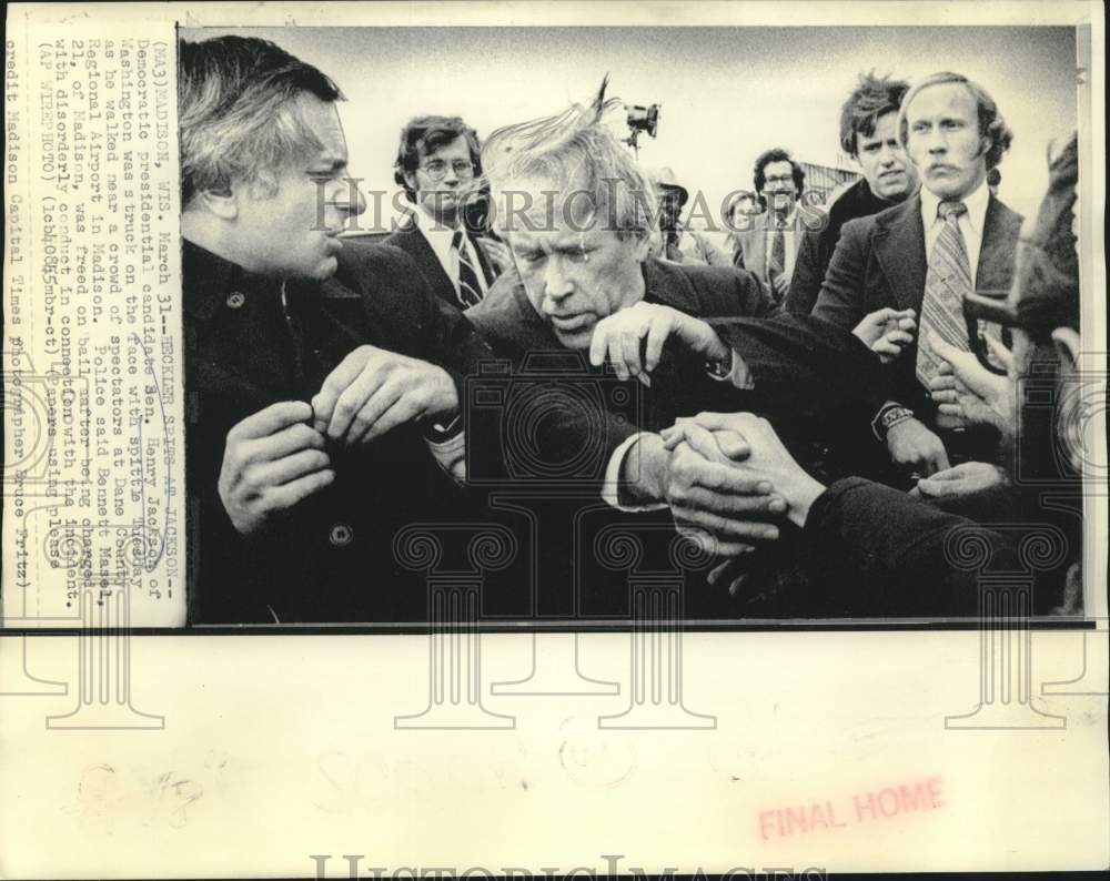 1976 Press Photo Madison, Wisconsin heckler spits at Senator Henry Jackson.