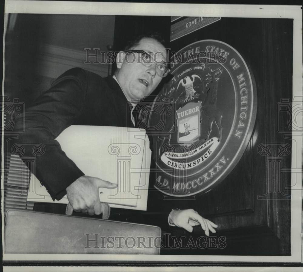 1968 Press Photo Senator Robert Griffin en route to Senate session - now15046