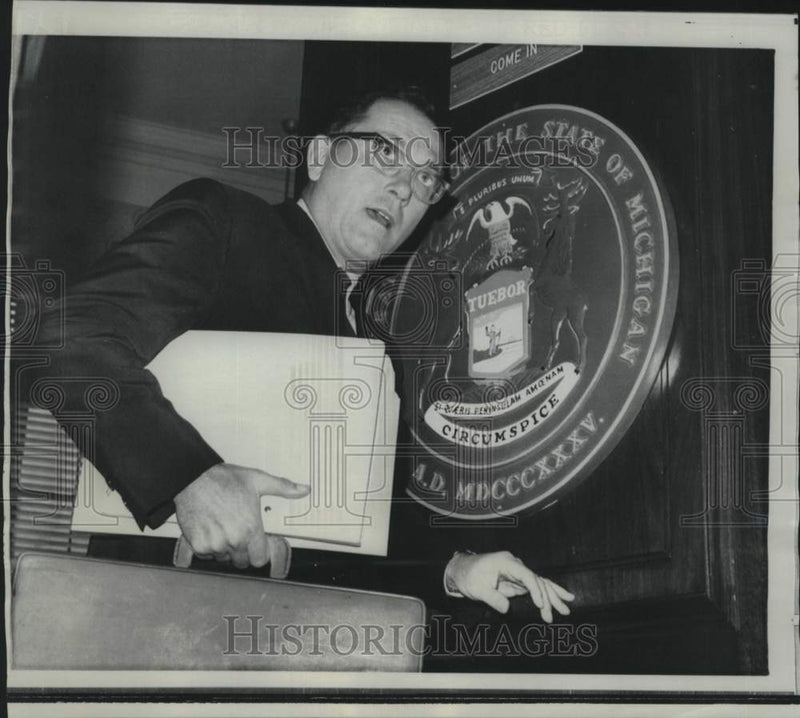 Load image into Gallery viewer, 1968 Press Photo Senator Robert Griffin en route to Senate session - now15046
