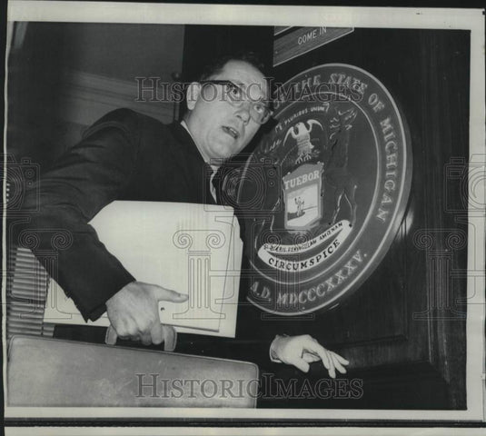 1968 Press Photo Senator Robert Griffin en route to Senate session - now15046