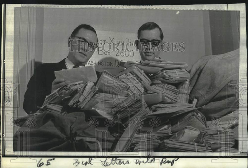 Load image into Gallery viewer, 1969 Press Photo Paris-Senators Griffin &amp; Spong with letters for North Vietnam.
