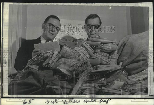 1969 Press Photo Paris-Senators Griffin & Spong with letters for North Vietnam.