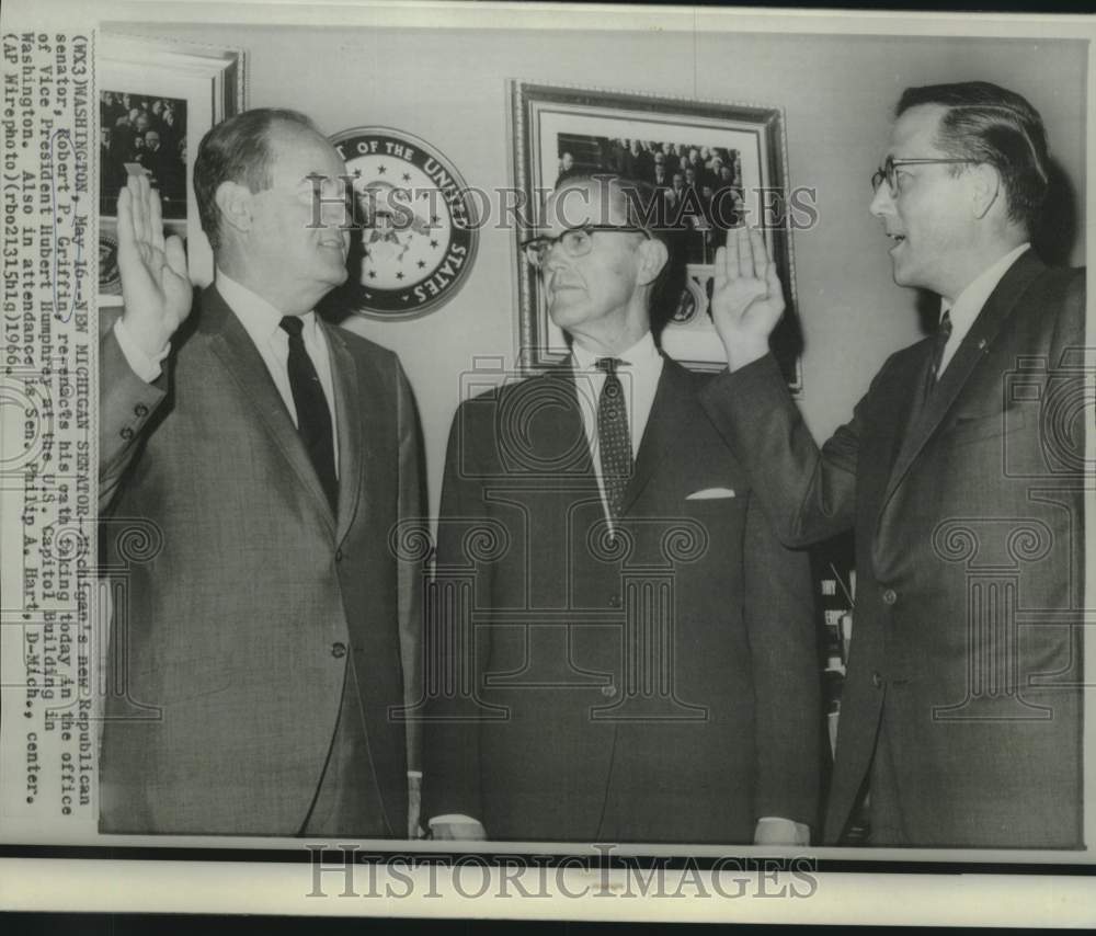 1966 Press Photo Re-enactment of oath taking by Senator Griffin with others