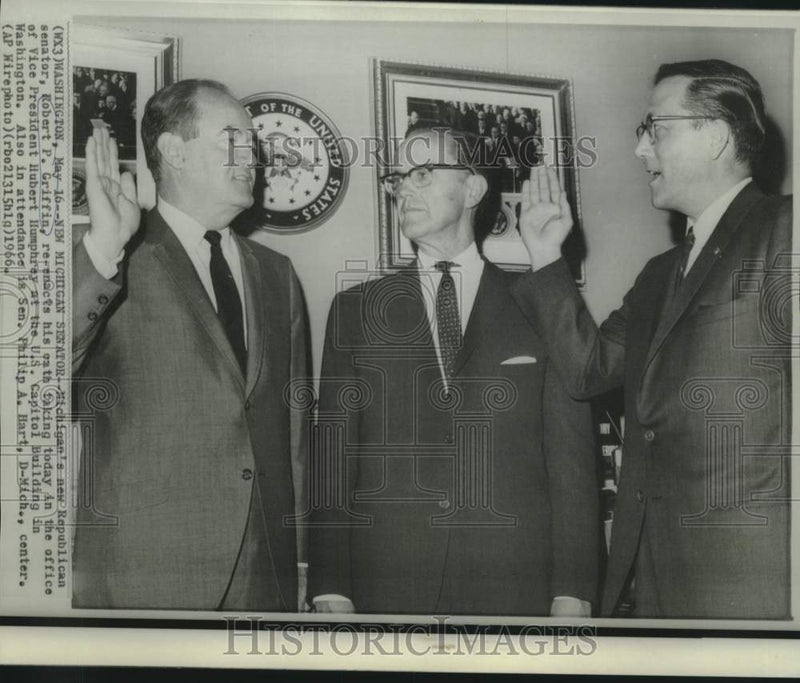 Load image into Gallery viewer, 1966 Press Photo Re-enactment of oath taking by Senator Griffin with others
