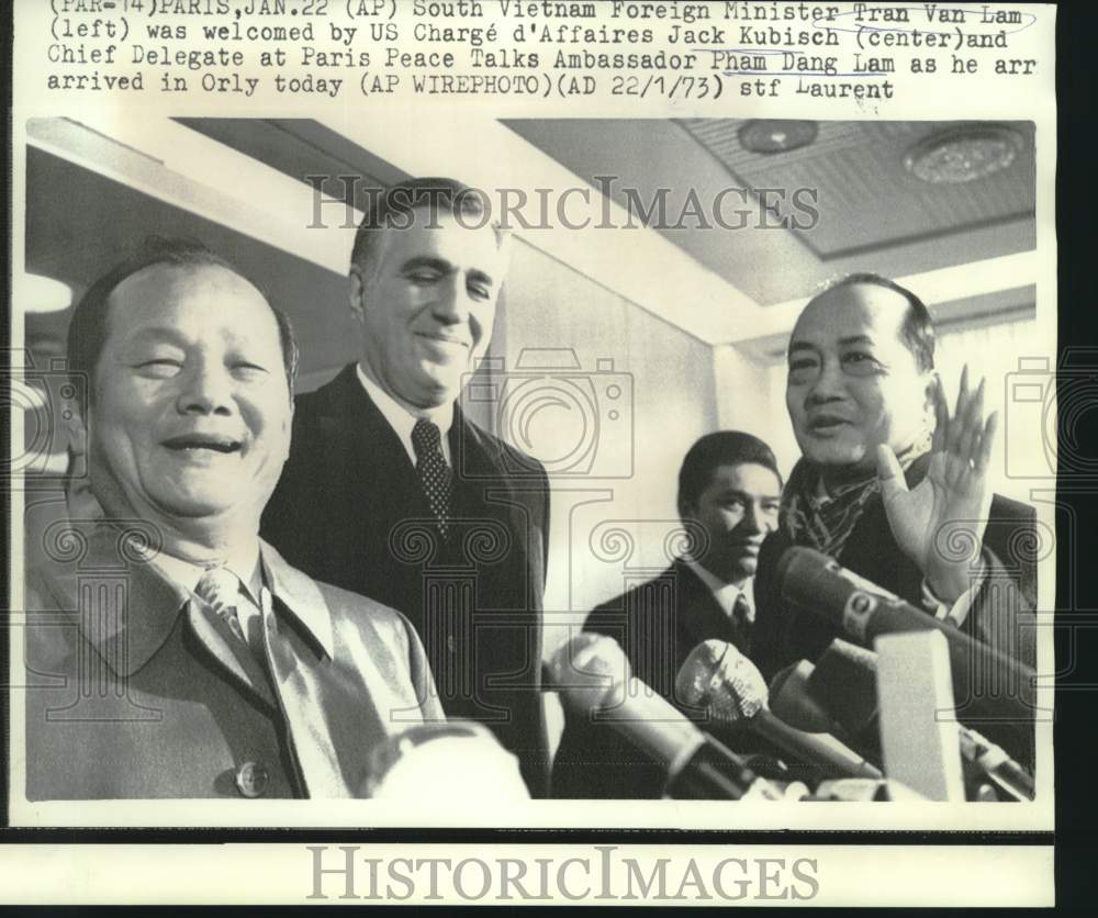 1973 Press Photo US Charge d&#39;Affaires Kubisch and others at Paris Peace Talks