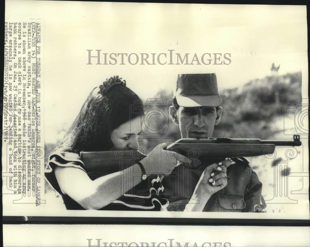 1969 Press Photo Carlos Lamarca instructs bank clerk use of carbine in Sao Paulo