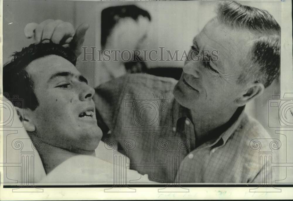 1969 Press Photo Verlin Lamberson comforts son, Thomas in Japanese hospital.