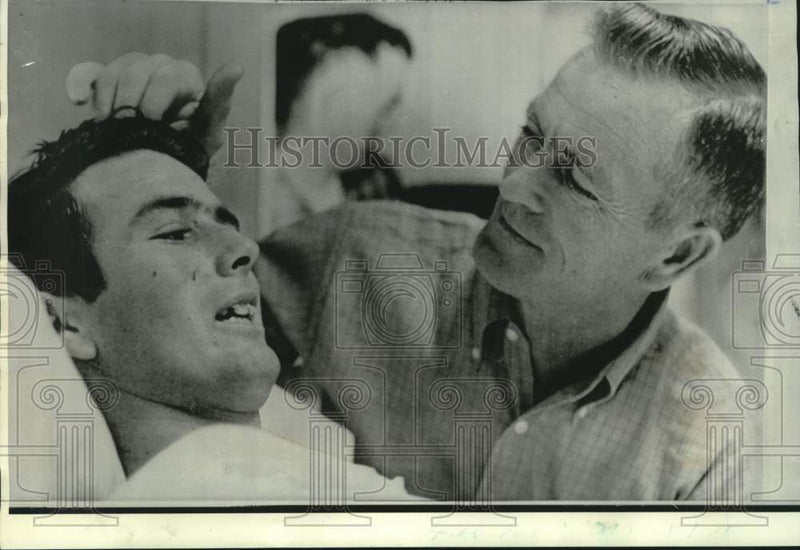 Load image into Gallery viewer, 1969 Press Photo Verlin Lamberson comforts son, Thomas in Japanese hospital.
