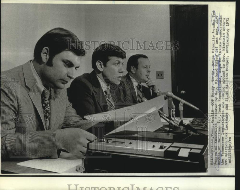 Load image into Gallery viewer, 1971 Press Photo Minority leader Tom Jensen and others at Tennessee legislature
