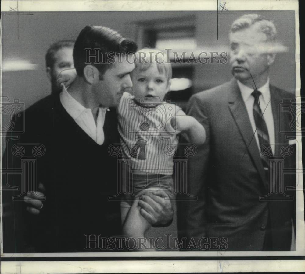 1969 Press Photo U.S. Army deserter Willis Jessie carries daughter in Miami