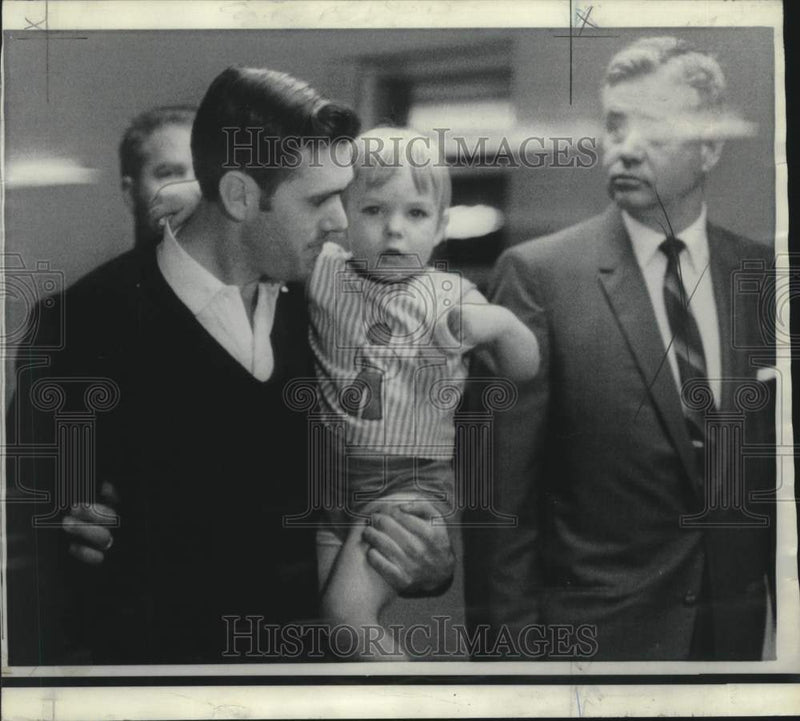 Load image into Gallery viewer, 1969 Press Photo U.S. Army deserter Willis Jessie carries daughter in Miami
