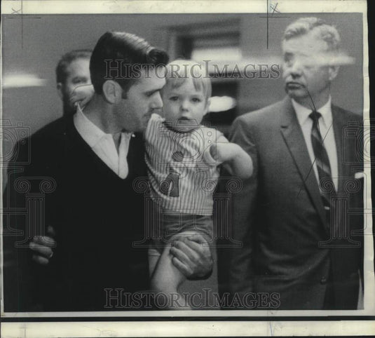 1969 Press Photo U.S. Army deserter Willis Jessie carries daughter in Miami