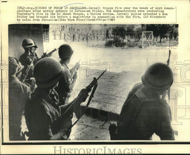 Load image into Gallery viewer, 1969 Press Photo Israeli troops fire over Arab demonstrators in Jerusalem
