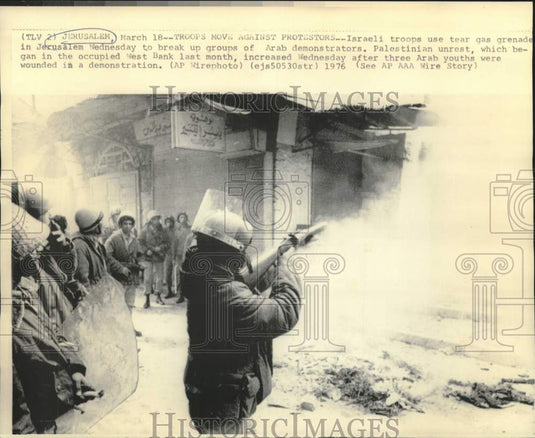 1976 Press Photo Israeli troops fire tear gas on Arab demonstrators. - now15125