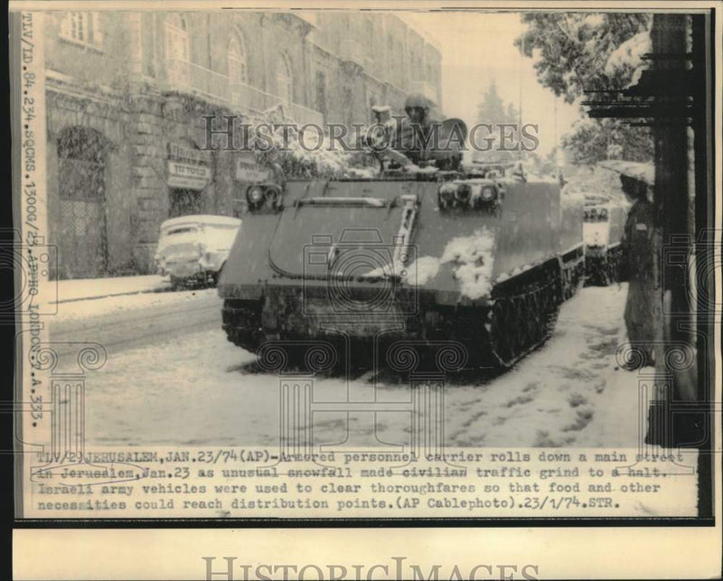 Load image into Gallery viewer, 1974 Press Photo Israeli army vehicles clear Jerusalem streets of snow
