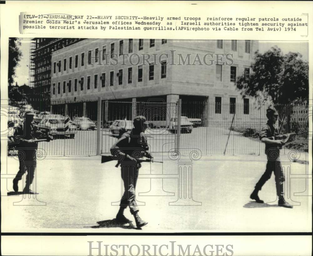 1974 Press Photo Armed troops patrol outside Premier Meir's Jerusalem offices