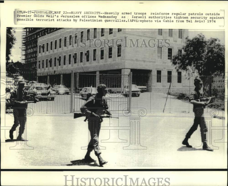 Load image into Gallery viewer, 1974 Press Photo Armed troops patrol outside Premier Meir's Jerusalem offices
