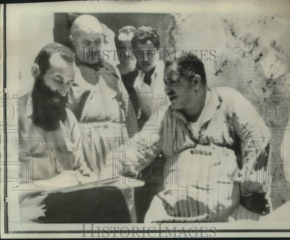 1967 Press Photo Census taken of Arabs in previously held sector of Jerusalem