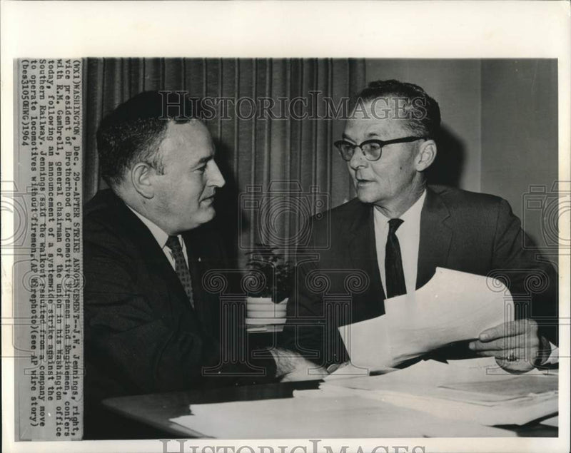 Load image into Gallery viewer, 1964 Press Photo J.W. Jennings, railway union president and Gambrell confer
