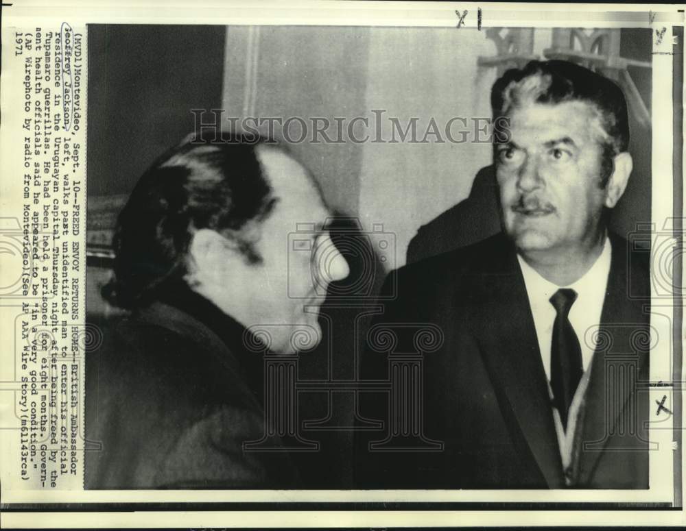 1971 Press Photo Freed envoy Geoffrey Jackson returns Uruguayan home.