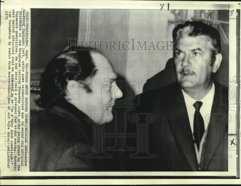 Load image into Gallery viewer, 1971 Press Photo Freed envoy Geoffrey Jackson returns Uruguayan home.
