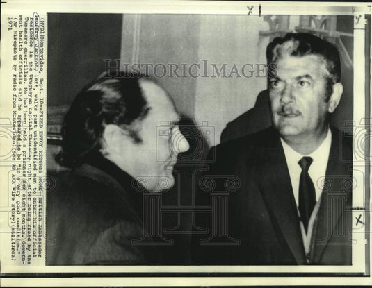 1971 Press Photo Freed envoy Geoffrey Jackson returns Uruguayan home.
